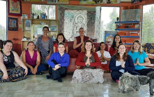 Grupo de praticantes reunido com a Monja Ani no Templo Sherab Ling